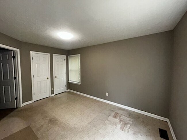 Building Photo - Newly Renovated 2 BR/1BA