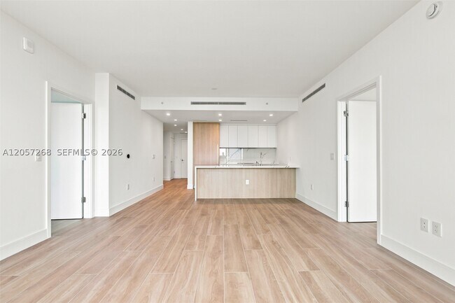 Building Photo - 2411 Laguna Cir