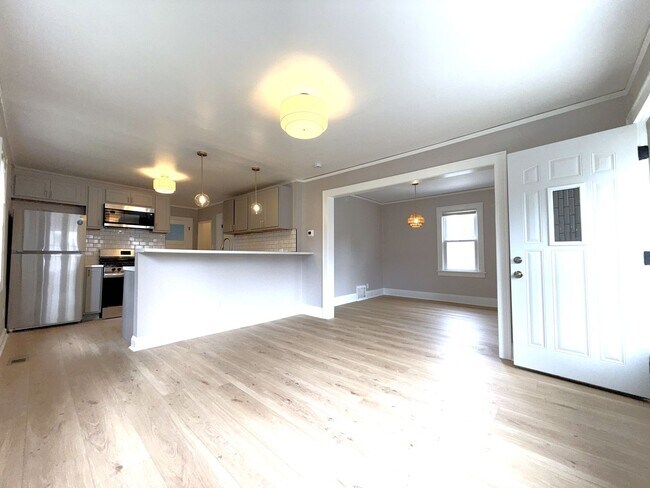 Building Photo - 323 N 59th St