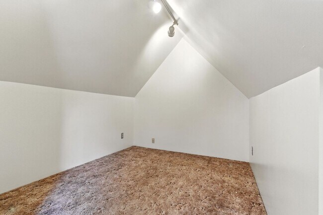 Building Photo - Gorgeous Brick Home Near Audubon Park