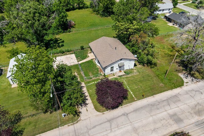 Building Photo - 2 or 3 bed/1 bath house in Indian Hills av...