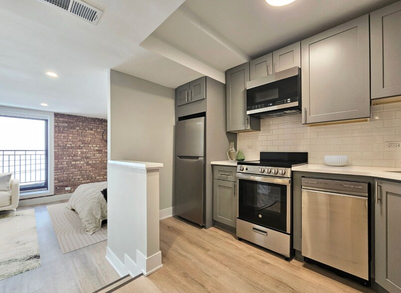 Building Photo - 1225 N La Salle Dr