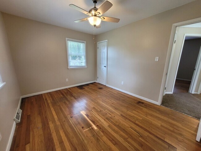 Building Photo - 2 Bedroom, 1 Bathroom Home 5 Minutes from ...