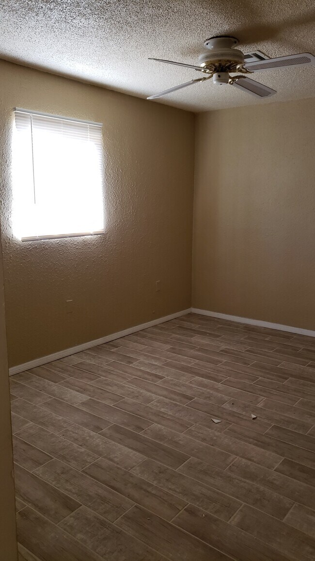 Building Photo - 930 S Dora Ave