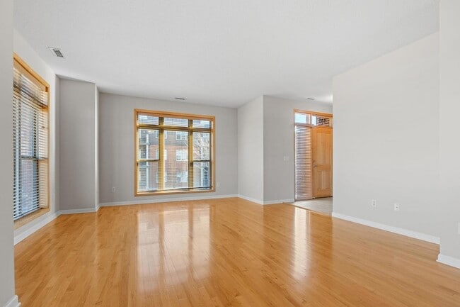 Building Photo - 731 Mercer St