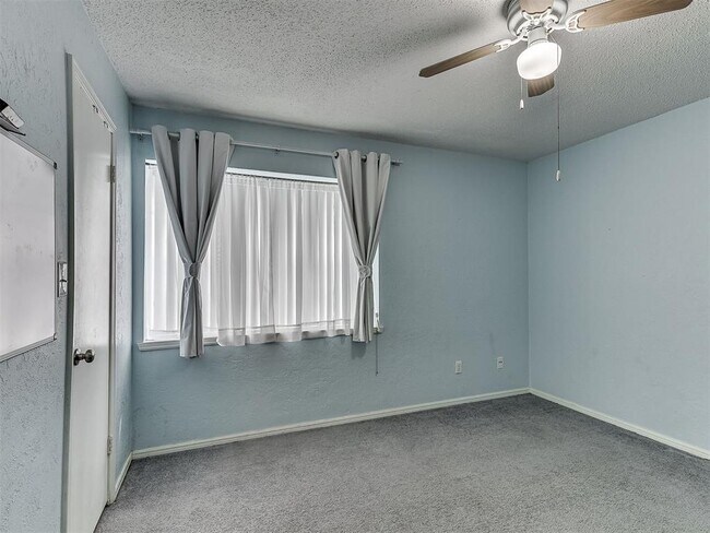 Building Photo - 1703 E Lindsey St