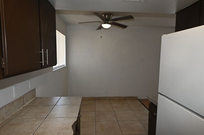 Building Photo - 2 Bedroom Apt- Downtown -  NO PETS
