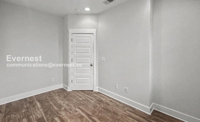 Building Photo - 4 Bed/2.5 Bath Home with Garage / Pet-Friendly / Available Now!