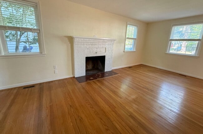 Building Photo - Beautiful 3BR/1.5BA Home in Newport News, VA - Move-in Ready!