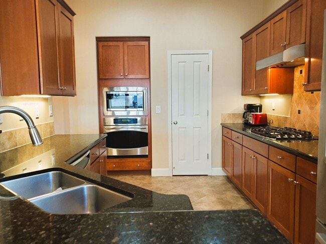 Building Photo - Gorgeous executive style home available fo...