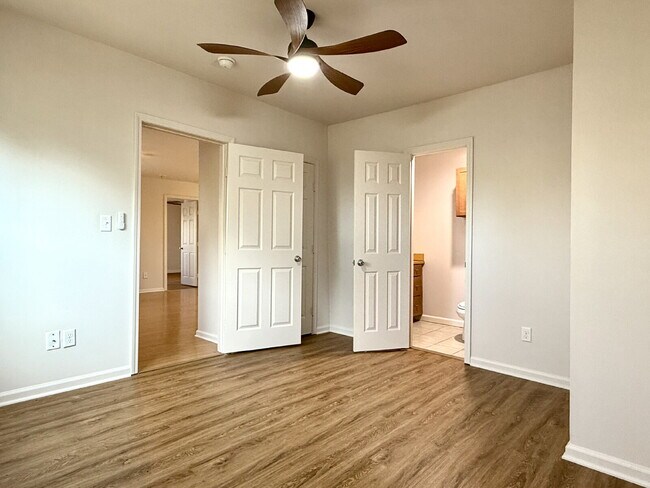 Building Photo - 2 Bedroom, 2 Bathroom: Stylish Living, Smart Budget, Zero Compromises!