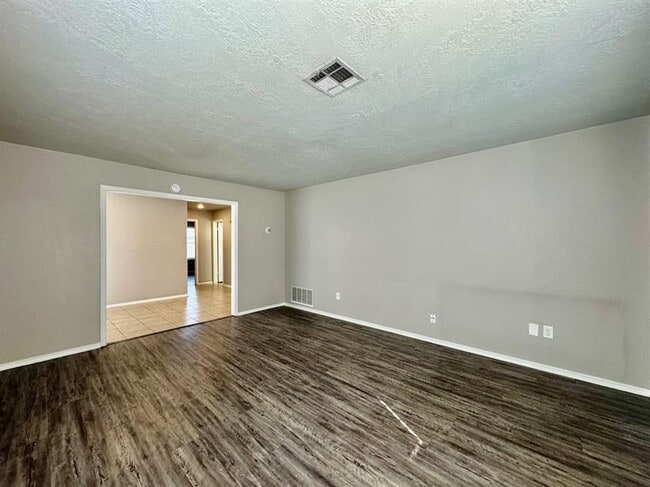 Building Photo - 143 Barrett Pl