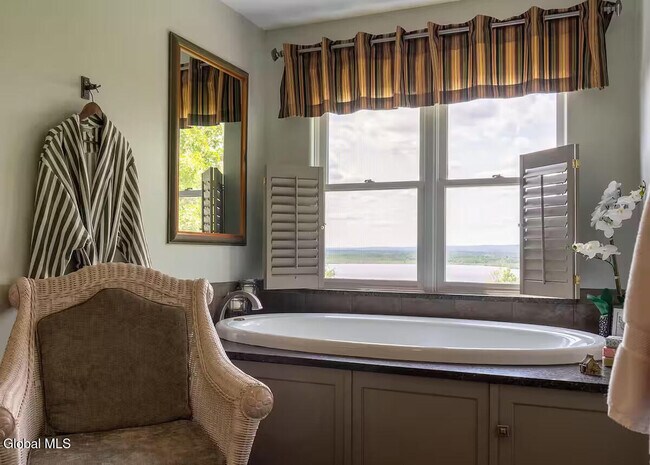 Building Photo - 27 Hill Rd