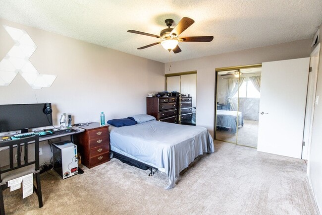 Building Photo - 6 Bedroom 3.5 Bathroom Tri-Level Home In Tempe close to ASU