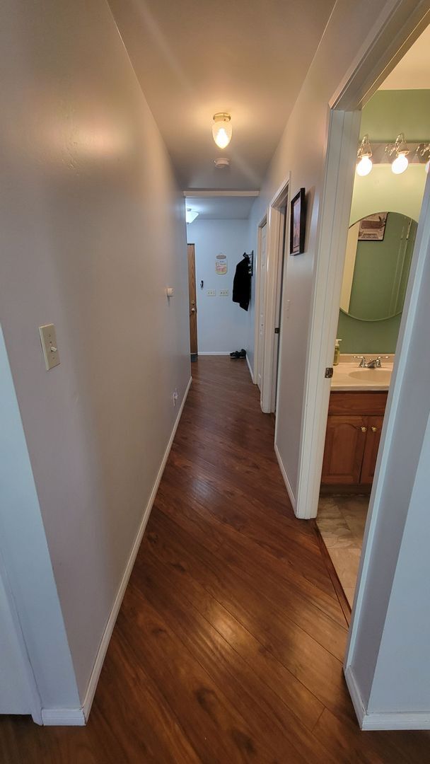 Building Photo - Attractive & Roomy 4 bedroom, 3 bath Pine ...