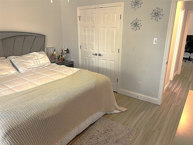 Building Photo - 8426 Hunters Village Dr