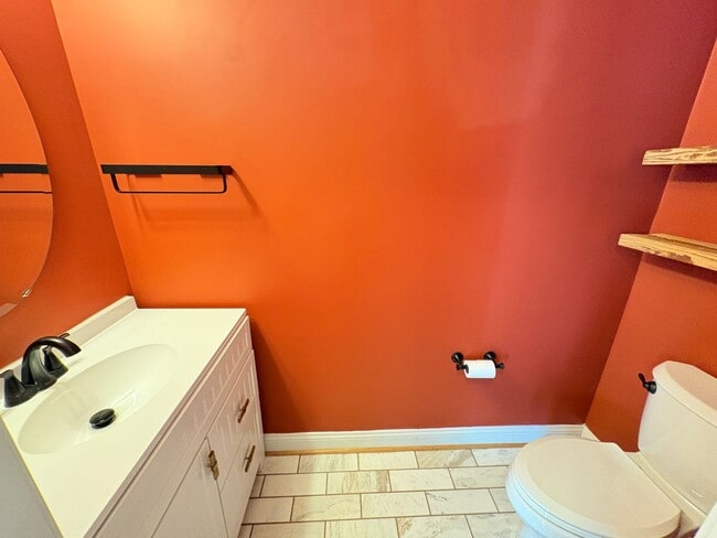 Building Photo - MOVE IN SPECIAL: 2 Bedroom, 2.5 Bathroom Townhouse in Greensboro!