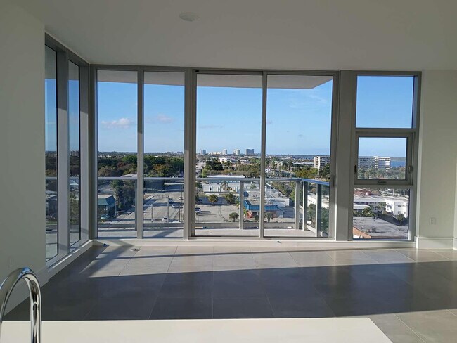 Building Photo - 220 Lake Shore Dr