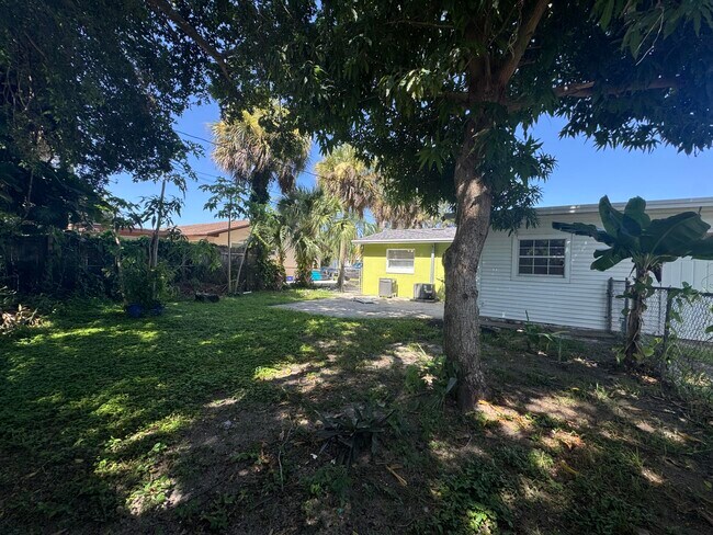 Building Photo - 8821 Dania Dr