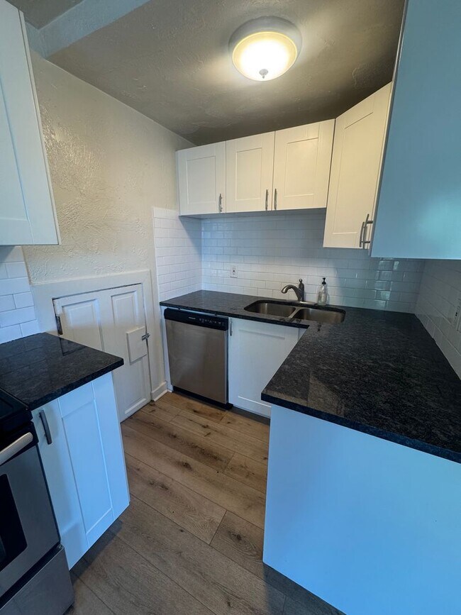Building Photo - 128 Vidas Ave