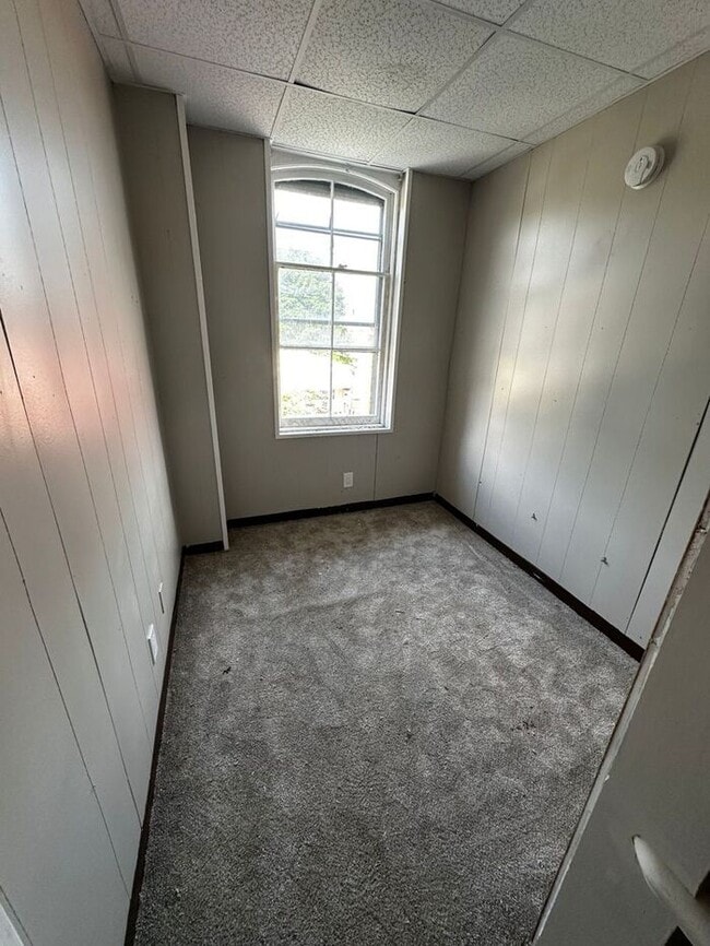 Building Photo - 3 Bedroom | 2 Bathroom | $1,400