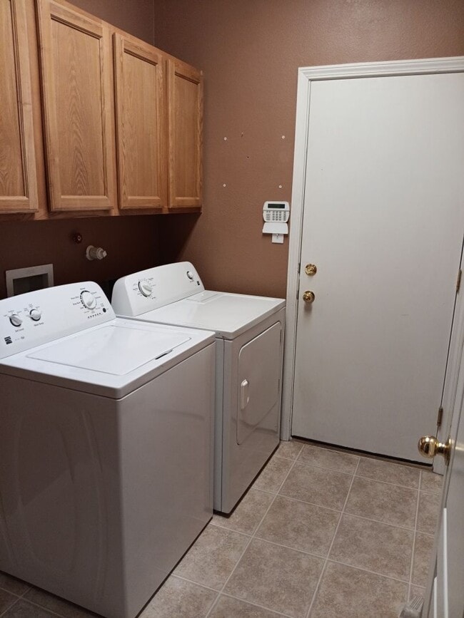 Building Photo - Charming 3-bedroom, 2-bathroom house! Showings Available Now!