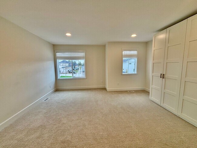 Building Photo - Gorgeous Ridgefield Home w/ full guest sui...
