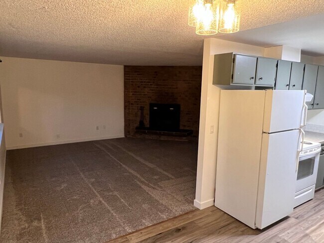 Building Photo - Duplex Must See Stunning Updated 2BR/1BA/1 car garage Avail. June 5th