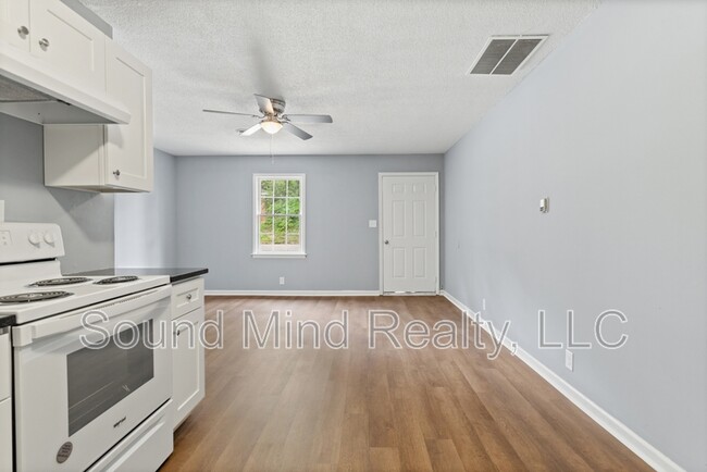 Building Photo - 903 Crawford St S