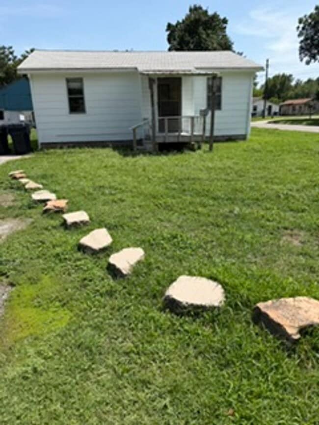 Building Photo - 3 bedroom, 2 bath with huge den or bonus room