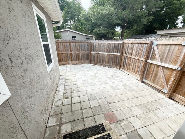 Building Photo - 115A Montrose Dr