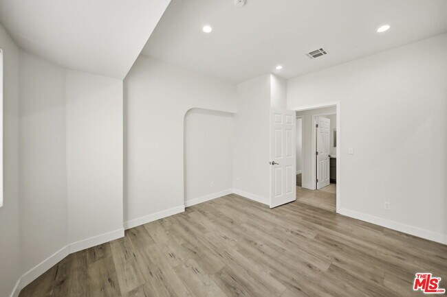 Building Photo - 2910 S Budlong Ave