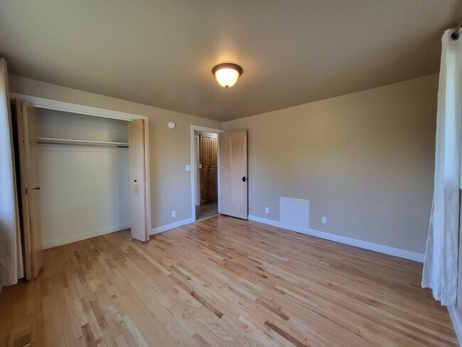 South bedroom-main floor-2 - 1905 Saint Marys Dr