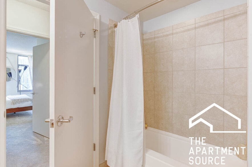 Building Photo - 353 N Desplaines St