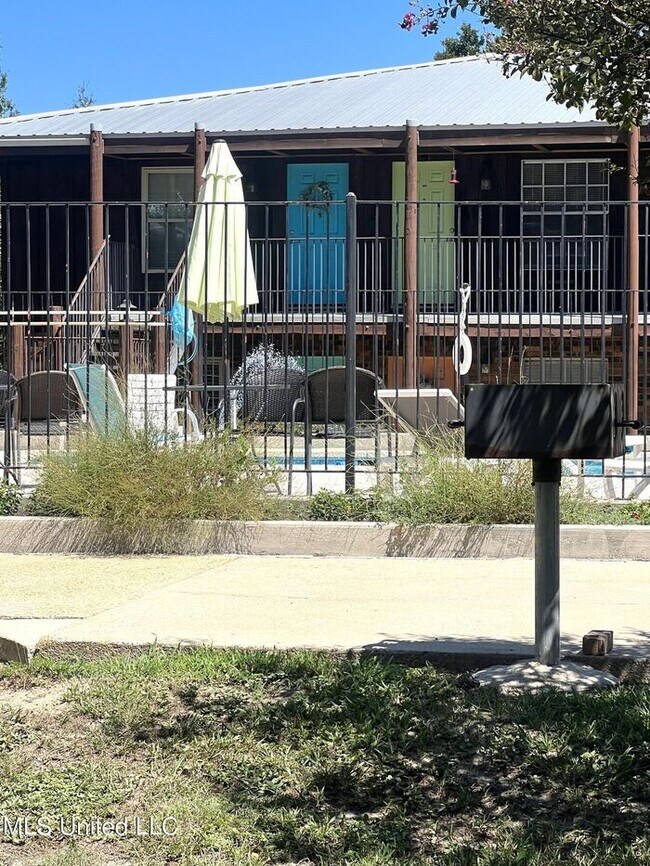 Building Photo - 1550 E 2nd St