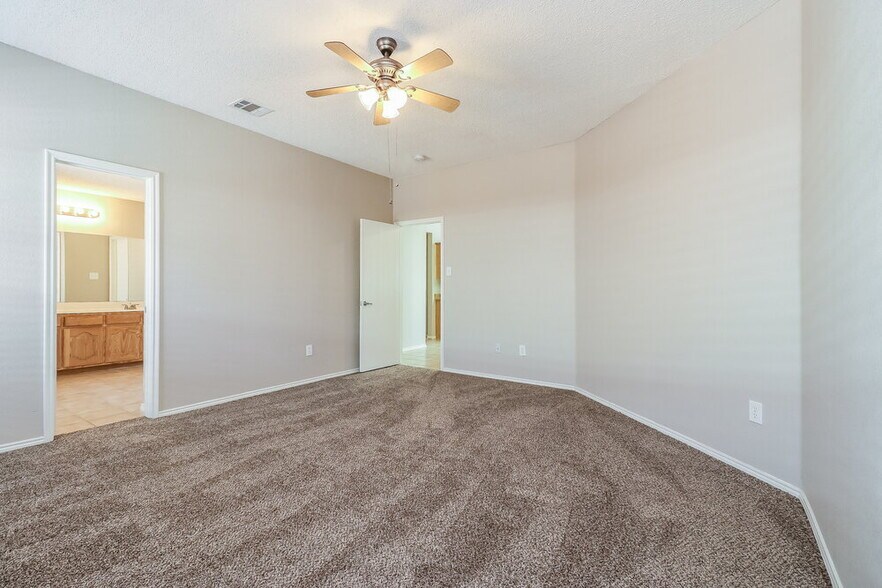 Building Photo - 721 Horseshoe Ct