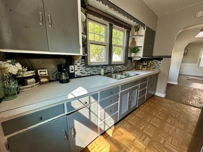 Building Photo - 3 bed, 1 bath home for rent in Waterloo