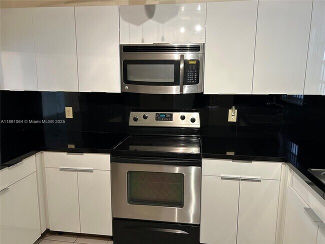 Building Photo - 9430 Live Oak Pl