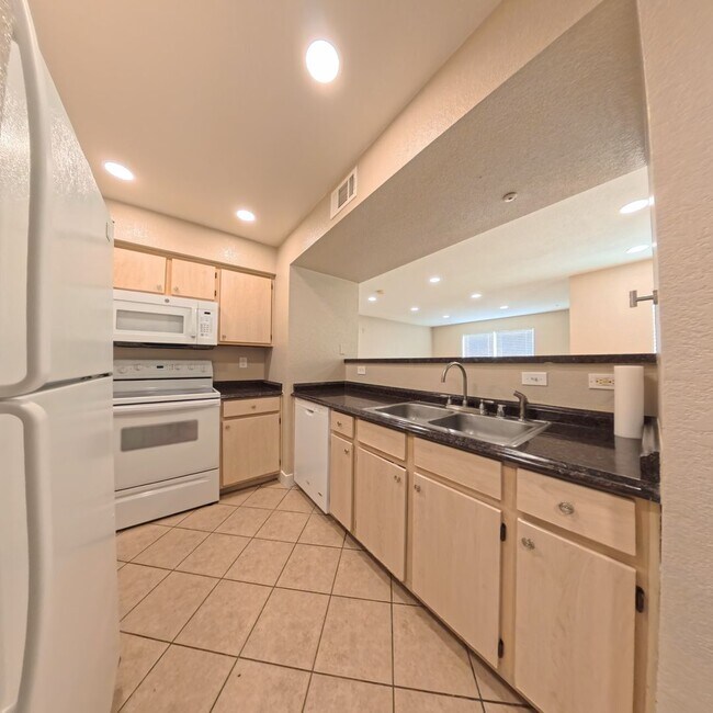 Building Photo - BEAUTIFULLY UPDATED 2 BED 2 BATH CONDO IN ...