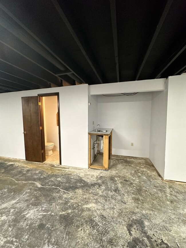 Building Photo - Single family home available to rent, located on Quincy's East Side.
