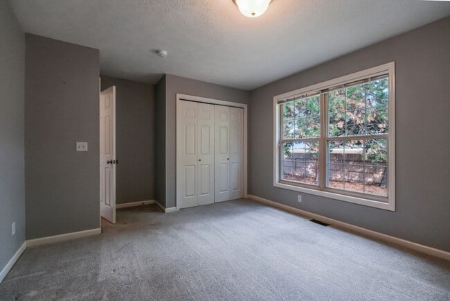 Building Photo - 4 Bed / 3 Bath ranch home
