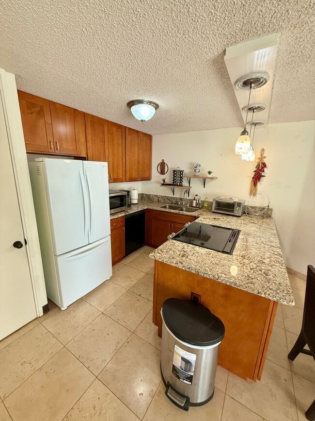 Building Photo - Spacious Fully Furnished 1 Bedroom / 1 Bathroom Condo For Rent in Maalea Mermaid with an ocean view!