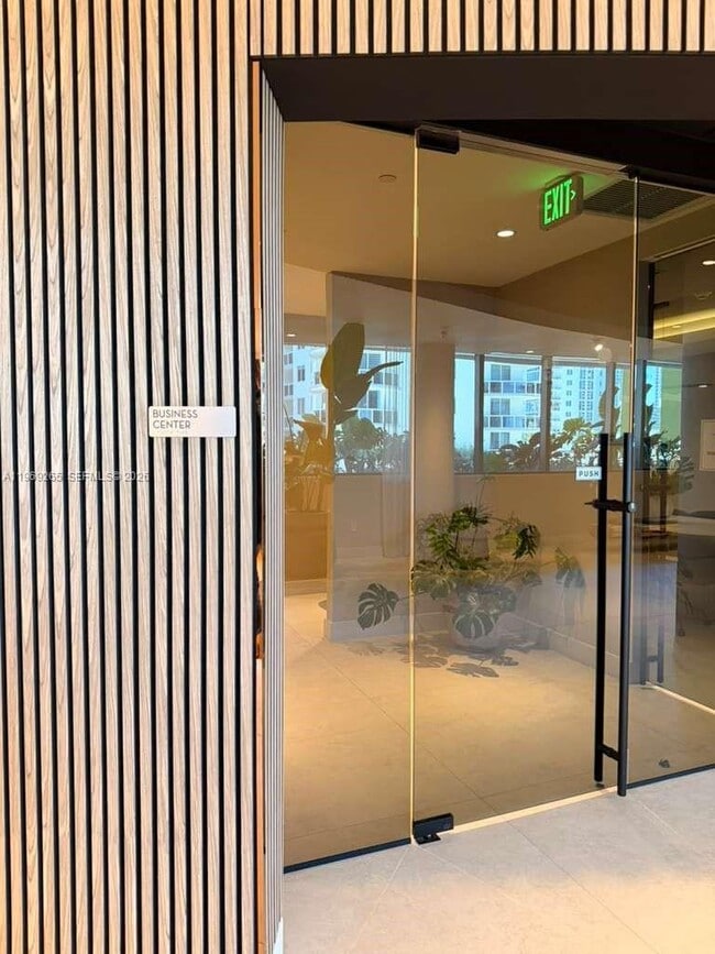 Building Photo - 700 NE 24th St