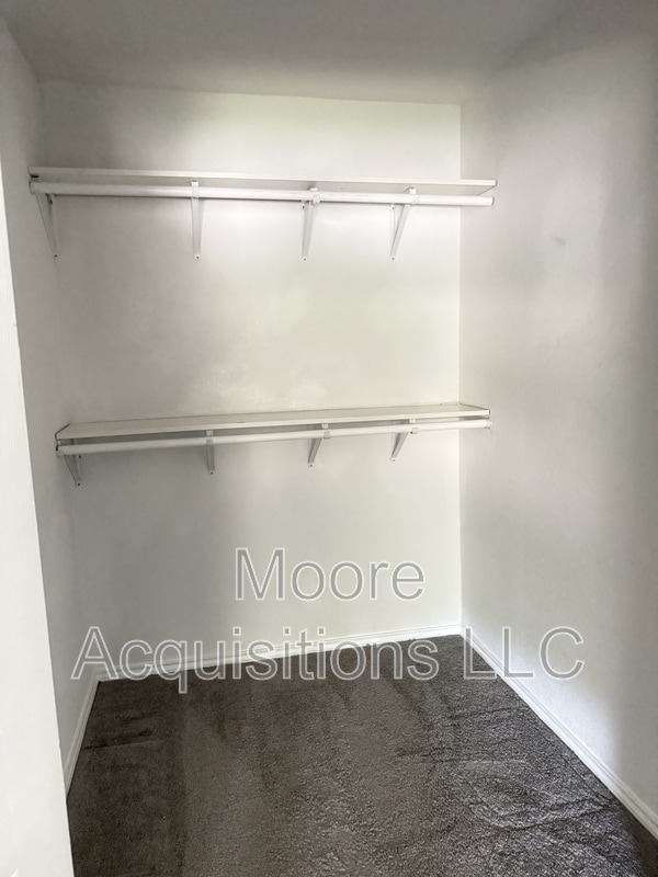 Building Photo - 3601 Oakwood Dr