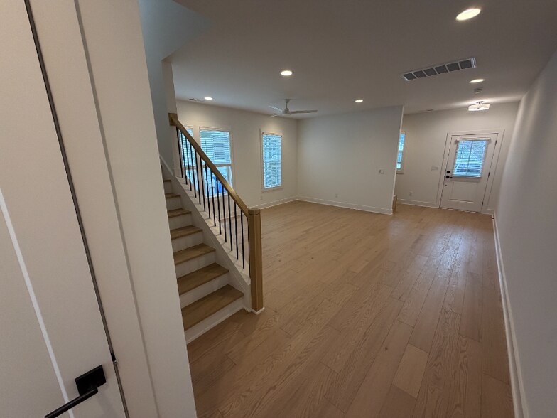 Building Photo - 5045 Lundy Dr