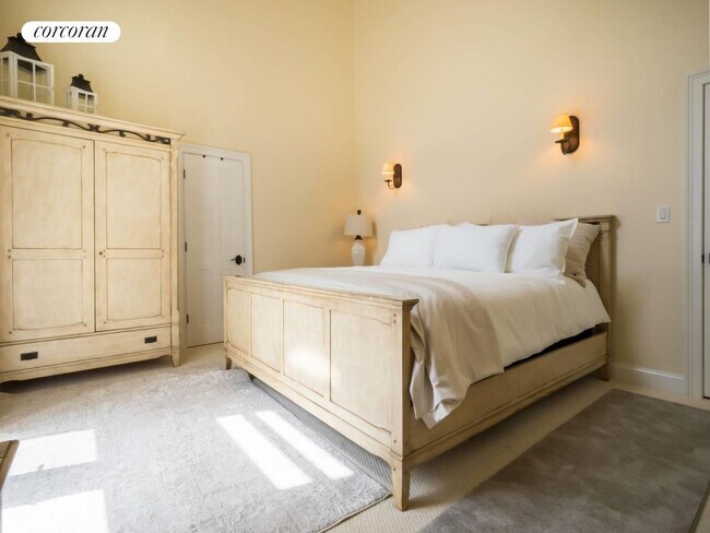 Building Photo - 1532 Noyack Rd