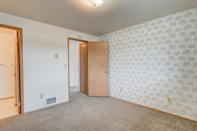 Building Photo - Recently Updated 2-Bedroom 2nd Floor Condo