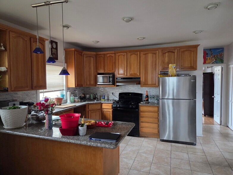 Building Photo - 4634 Beach 46th St