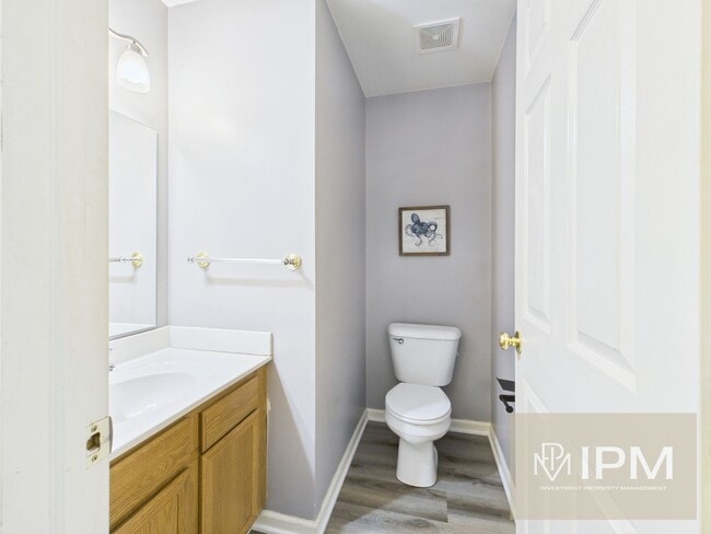 Building Photo - 1/2 First Months Rent!! Bright 2 Bed, 1.5 Bath Townhome in New Cumberland!