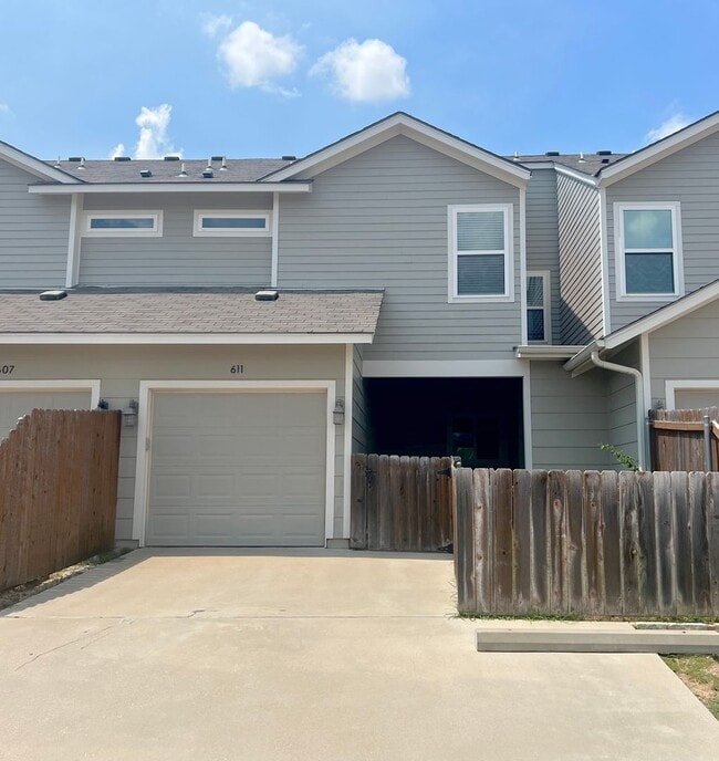 Building Photo - AVAILABLE NOW - Cozy Temple Townhome
